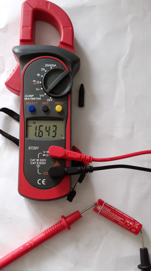 Measuring Voltage of a battery with a multimeter